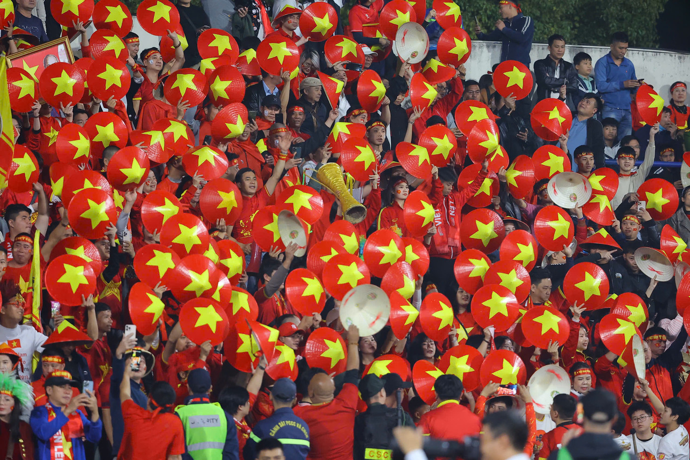 Tuy nhiên, những thất vọng được tích tụ để chuẩn bị cho khoảnh khắc vỡ òa cảm xúc vào cuối năm. Tuy nhiên, những thất vọng được tích tụ để chuẩn bị cho khoảnh khắc vỡ òa cảm xúc vào cuối năm.