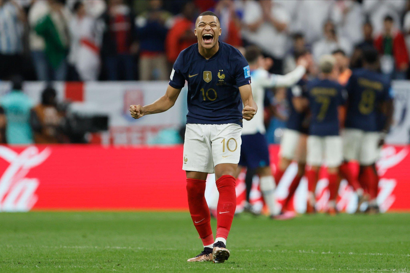 Nụ cười rạng rỡ của Mbappe khi Pháp tiến vào bán kết.