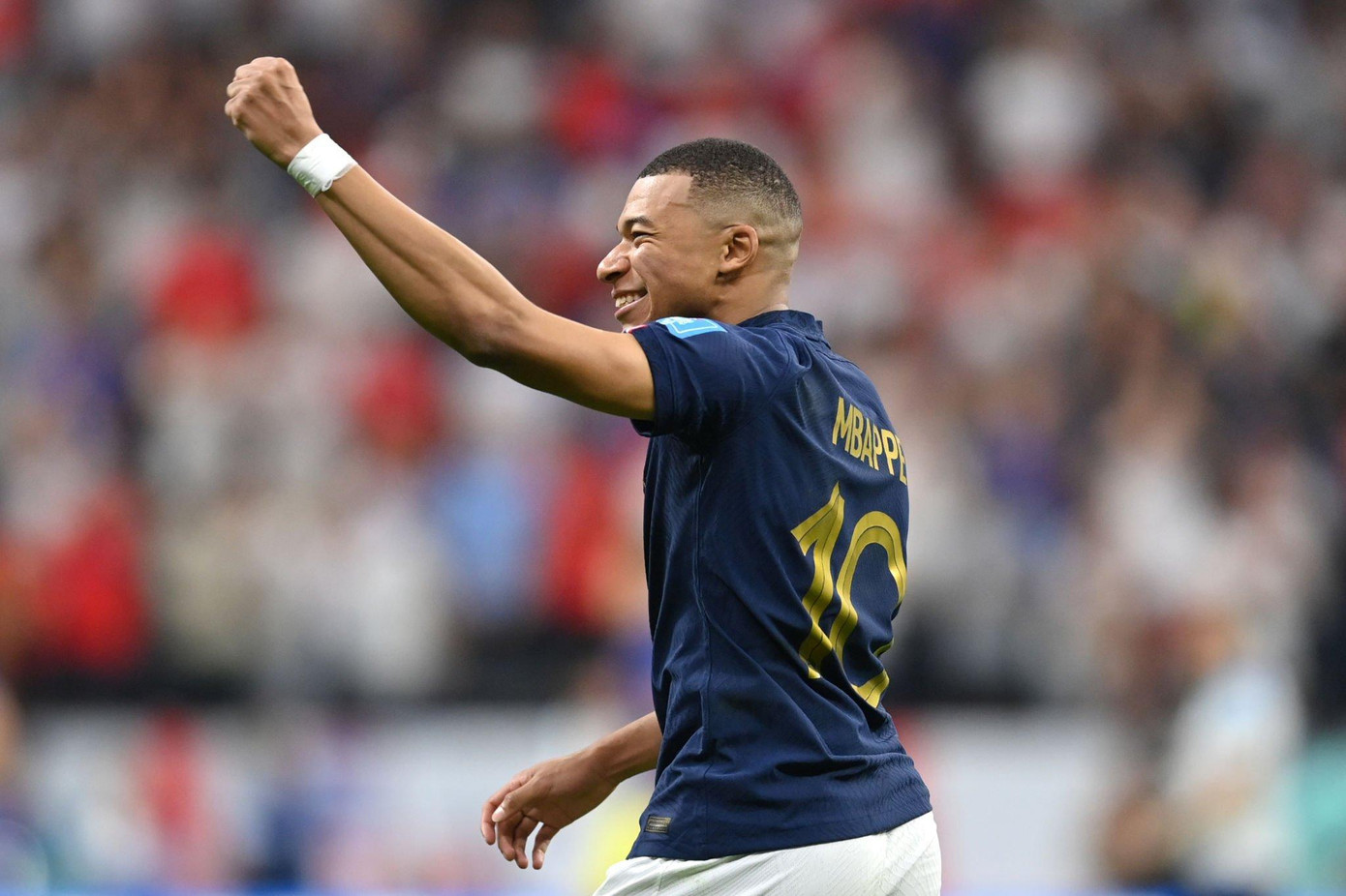 Nụ cười rạng rỡ của Mbappe khi Pháp tiến vào bán kết.
