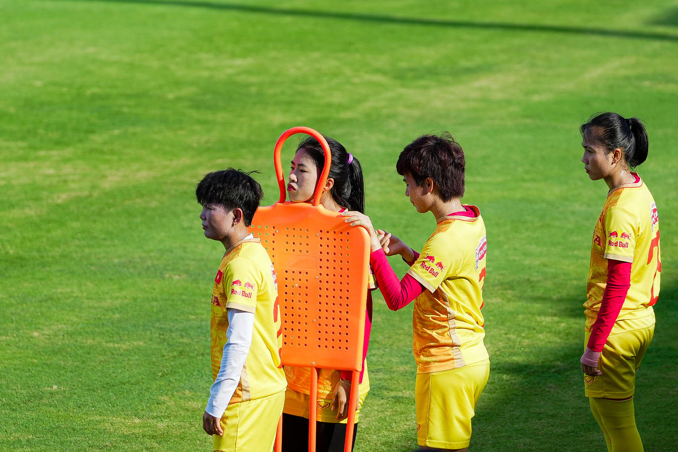 Khoảnh khắc nghịch ngợm của Thanh Nhã. Ở tuổi 21 cô vẫn luôn vô tư như vậy, ngay cả khi sắp bước vào giải đấu lớn với nhiều thách thức.