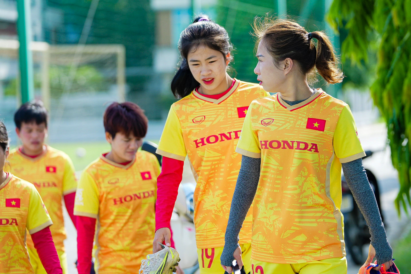 Thanh Nhã rạng ngời trong buổi tập cuối của ĐT nữ Việt Nam trước khi lên đường sang New Zealand. Sự đáng yêu luôn biến cô thành tâm điểm của mọi sự chú ý.