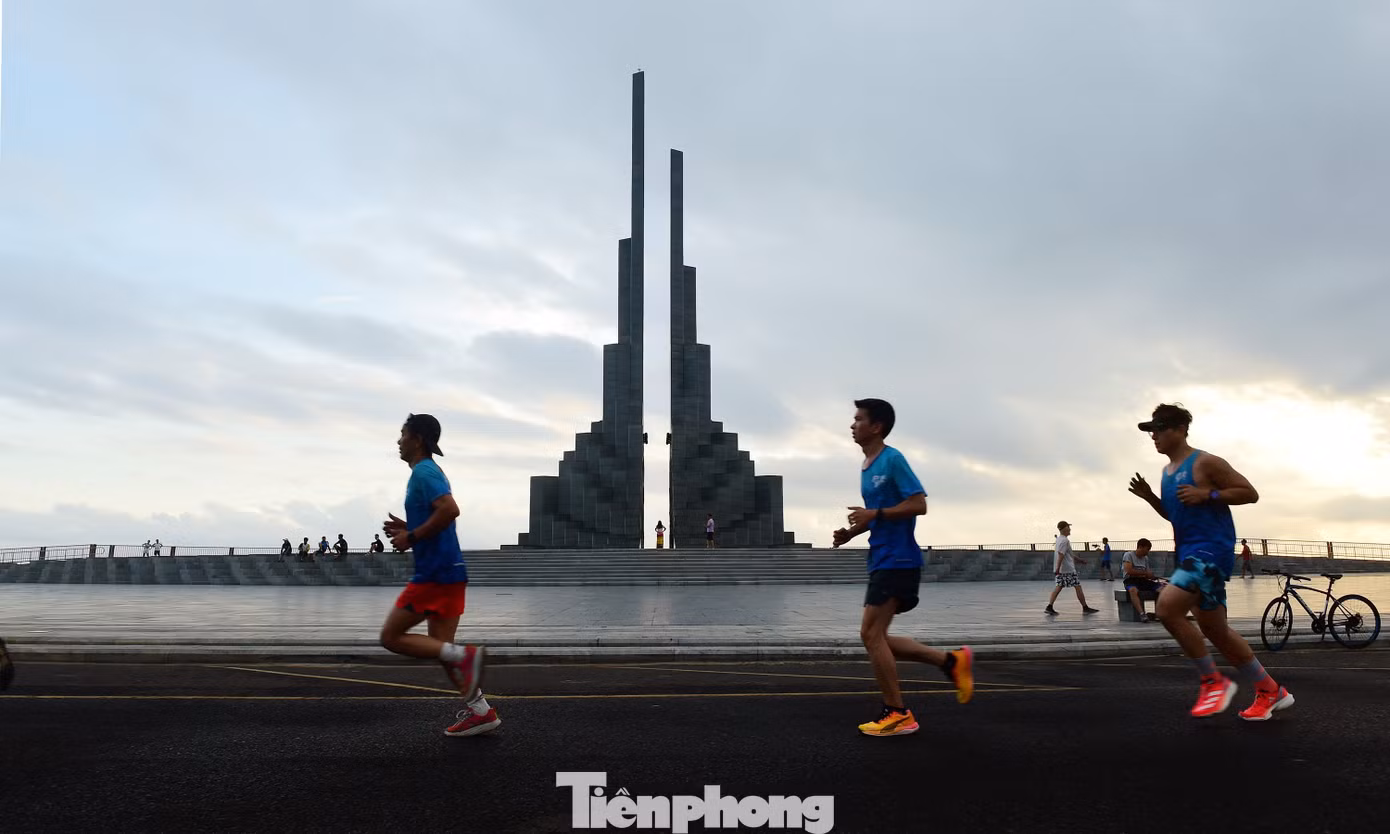 Trong số đó, có cả các chân chạy của CLB Phú Yên Runners, những người đang tích cực tập luyện, chuẩn bị cho Tiền Phong Marathon lần thứ 65 được tổ chức tại Phú Yên năm 2024.