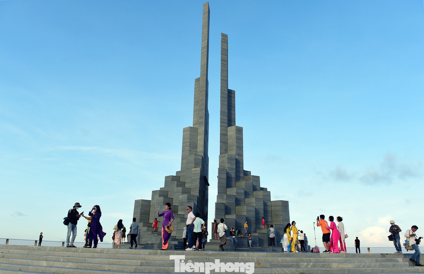 Tháp Nghinh Phong gồm hai tòa tháp đặt cạnh nhau, một có chiều cao 35m, một cao 30m, với kiến trúc lấy cảm hứng từ ghềnh Đá Đĩa với những phiến đá lục giác xếp chồng lên nhau.