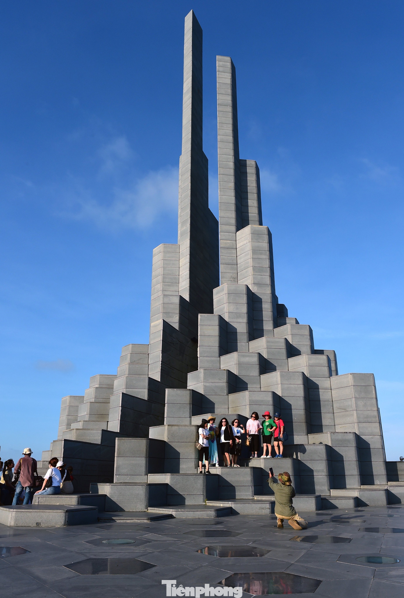 Tháp có kết cấu bê tông cốt thép và được ốp đá granite bên ngoài, loại vật liệu có độ bền vĩnh cửu. Không chỉ độc đáo về kiến trúc, vật liệu, tháp Nghinh Phong với tên gọi có nghĩa là &quot;đón gió&quot; còn gây thích thú khi có thể &quot;phát âm thanh&quot;, bởi tiếng gió đi qua khe hai tòa tháp. Những &quot;bản nhạc gió&quot; mang tới cảm xúc khác nhau, khiến người ta nhớ đến bài thơ &quot;Nhớ máu&quot; của Trần Mai Ninh: ...Ơ cái gió Tuy Hoà…/ Cái gió chuyên cần/ Và phóng túng/ Gió đi ngang, đi dọc/ Gió trẻ lại - lưng chừng/ Gió nghỉ/ Gió cười, gió reo lên lồng lộng...