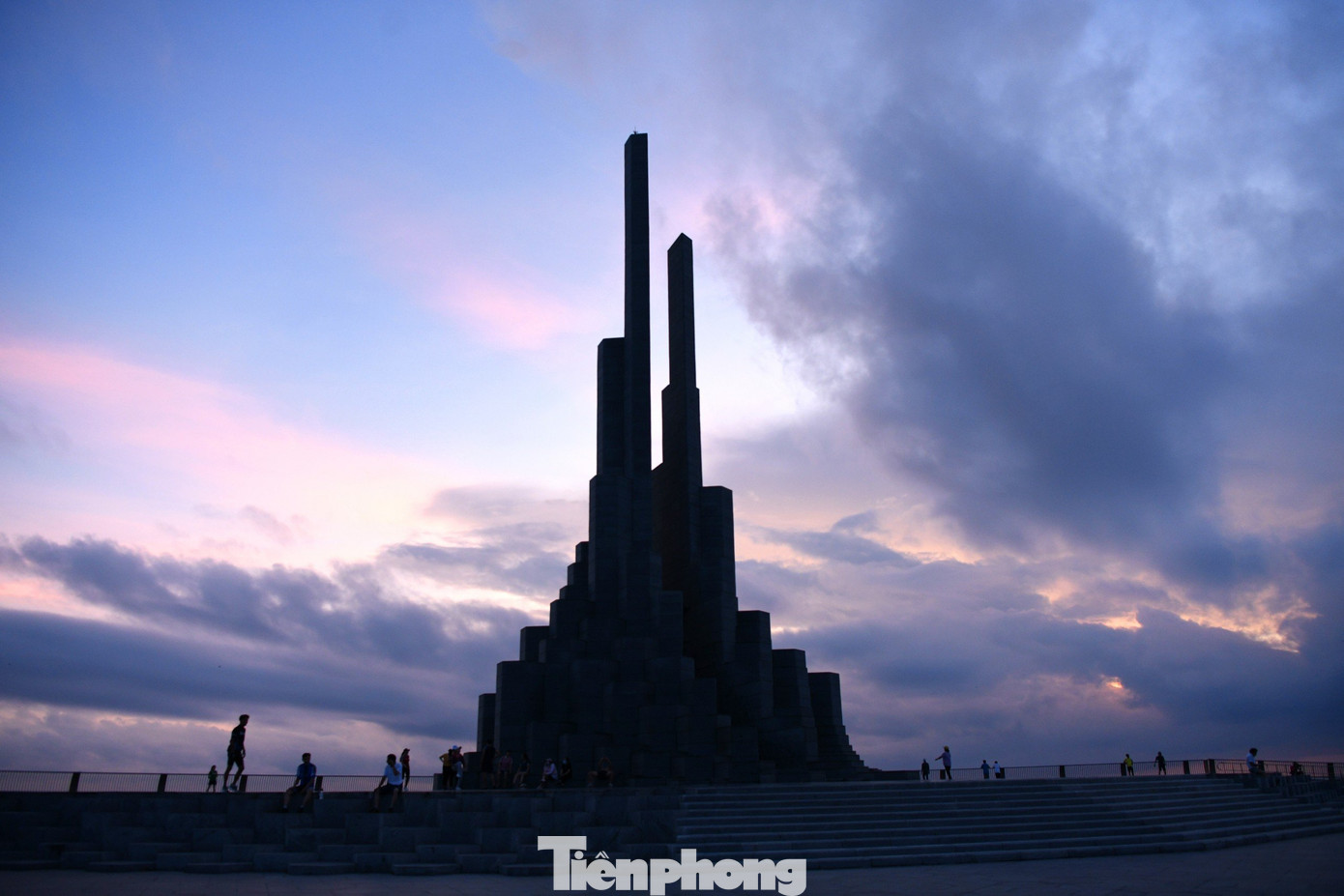 Hừng đông, tháp Nghinh Phong trở thành địa điểm yêu thích của người dân Tuy Hòa dậy sớm. Họ đến đây tập thể dục và đón ánh bình minh, sau đó bước vào ngày mới.