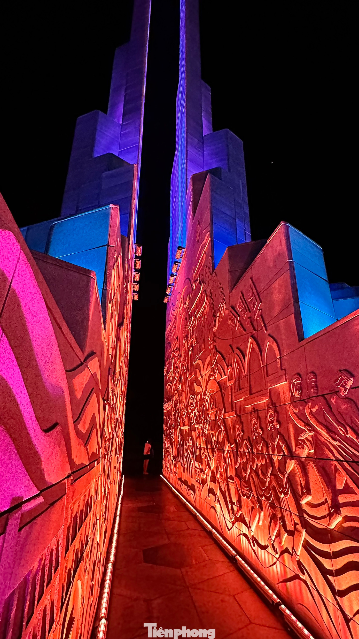 Chưa hết, tháp Nghinh Phong còn trở nên sống động vào bên đêm nhờ trang bị hệ thống chiếu sáng công nghệ cao. Hiệu ứng ánh sáng thay đổi liên tục biến nơi đây thành buổi trình diễn nghệ thuật đỉnh cao. Tháp Nghinh Phong không chỉ truyền tải thông điệp quá khứ mà còn mang hơi thở đương đại, đại diện cho con người Phú Yên mới sẵn sàng kiến tạo tương lai.