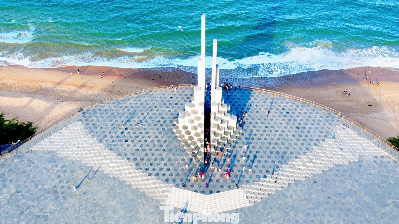 Khánh thành năm 2022, tháp Nghinh Phong nằm trên nút giao giữa đại lộ Nguyễn Hữu Thọ và đường Độc Lập, trung tâm thành phố Tuy Hòa, Phú Yên. Với kiến trúc đồ sộ và độc đáo, tháp trở thành biểu tượng mới của mảnh đất &quot;hoa vàng trên cỏ xanh&quot;.