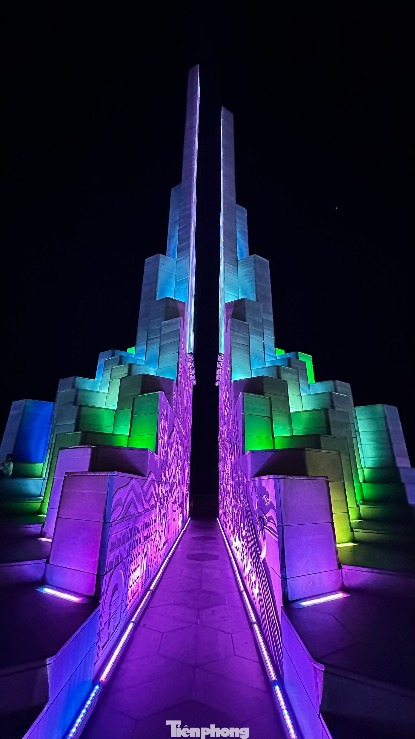 Chưa hết, tháp Nghinh Phong còn trở nên sống động vào bên đêm nhờ trang bị hệ thống chiếu sáng công nghệ cao. Hiệu ứng ánh sáng thay đổi liên tục biến nơi đây thành buổi trình diễn nghệ thuật đỉnh cao. Tháp Nghinh Phong không chỉ truyền tải thông điệp quá khứ mà còn mang hơi thở đương đại, đại diện cho con người Phú Yên mới sẵn sàng kiến tạo tương lai.