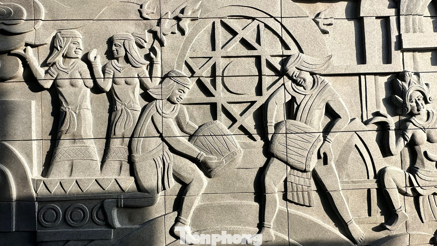 Khe giữa hai tòa tháp là hai bức phù điêu liên hoàn, chạm khắc công phu lịch sử và văn hóa Phú Yên. Từ sự kiện vua Lê Thánh Tông đề thơ trên núi Thạch Bi tới khi Lương Văn Chánh khai phá mảnh đất Phú Yên, từ ngư dân ven biển tới đồng bào Chăm, rồi ghềnh Đá Đĩa, hải đăng Mũi Điện, và những chuyến tàu không số cập vịnh Vũng Rô, đàn đá, trống... tất cả được tái hiện sống động, khái quát cả chiều dài hình thành và phát triển đầy tự hào.