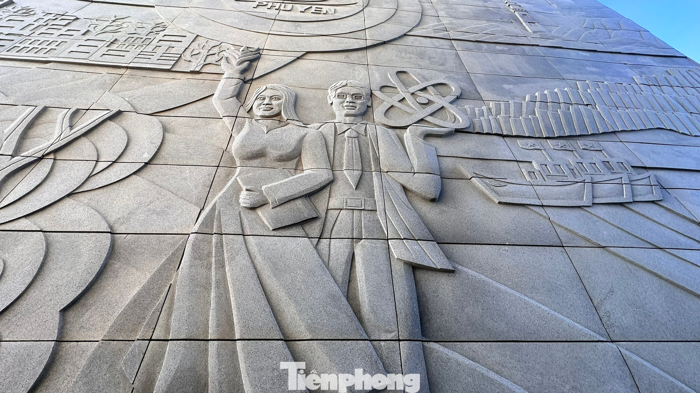 Khe giữa hai tòa tháp là hai bức phù điêu liên hoàn, chạm khắc công phu lịch sử và văn hóa Phú Yên. Từ sự kiện vua Lê Thánh Tông đề thơ trên núi Thạch Bi tới khi Lương Văn Chánh khai phá mảnh đất Phú Yên, từ ngư dân ven biển tới đồng bào Chăm, rồi ghềnh Đá Đĩa, hải đăng Mũi Điện, và những chuyến tàu không số cập vịnh Vũng Rô, đàn đá, trống... tất cả được tái hiện sống động, khái quát cả chiều dài hình thành và phát triển đầy tự hào.