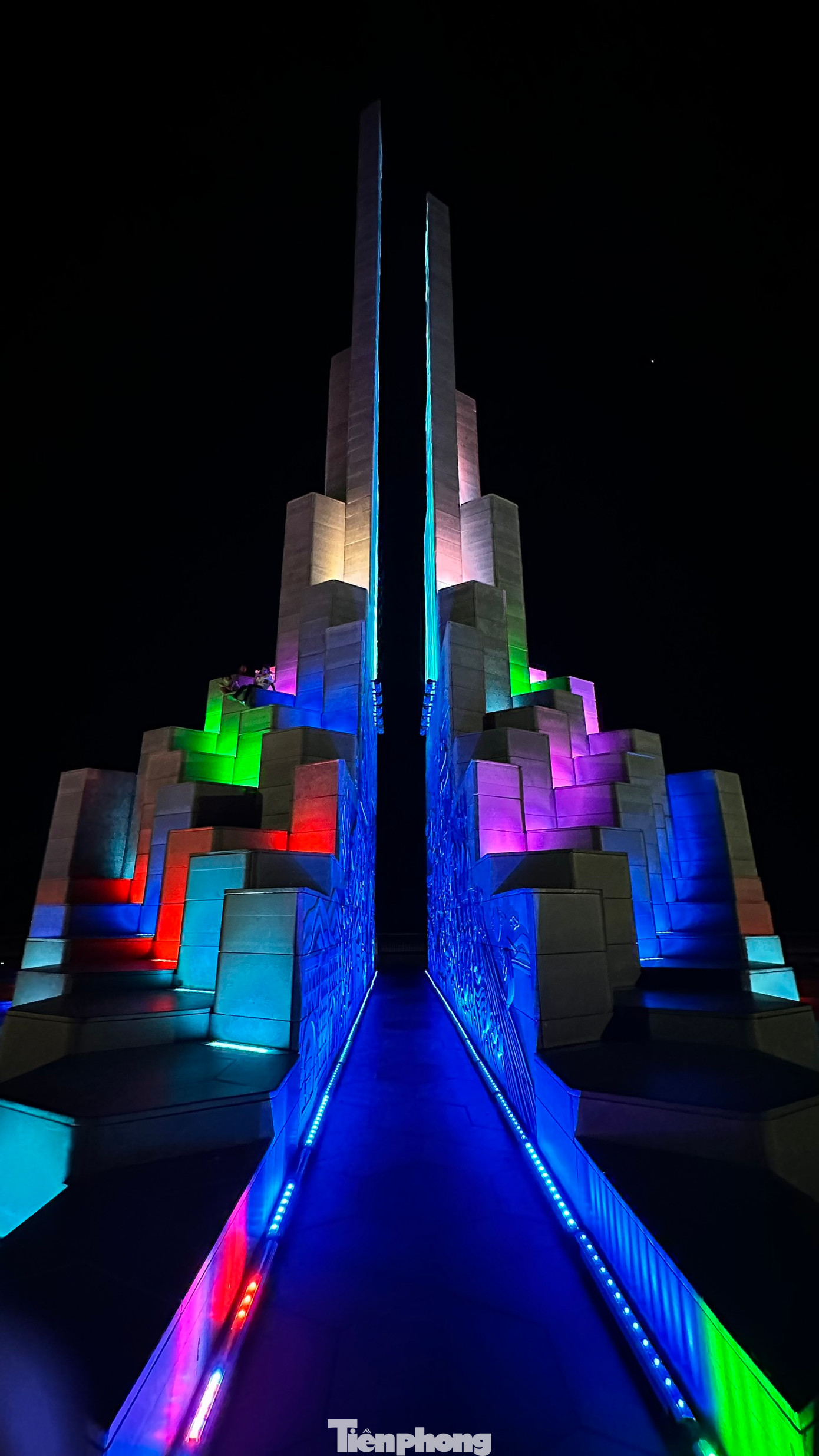 Chưa hết, tháp Nghinh Phong còn trở nên sống động vào bên đêm nhờ trang bị hệ thống chiếu sáng công nghệ cao. Hiệu ứng ánh sáng thay đổi liên tục biến nơi đây thành buổi trình diễn nghệ thuật đỉnh cao. Tháp Nghinh Phong không chỉ truyền tải thông điệp quá khứ mà còn mang hơi thở đương đại, đại diện cho con người Phú Yên mới sẵn sàng kiến tạo tương lai.