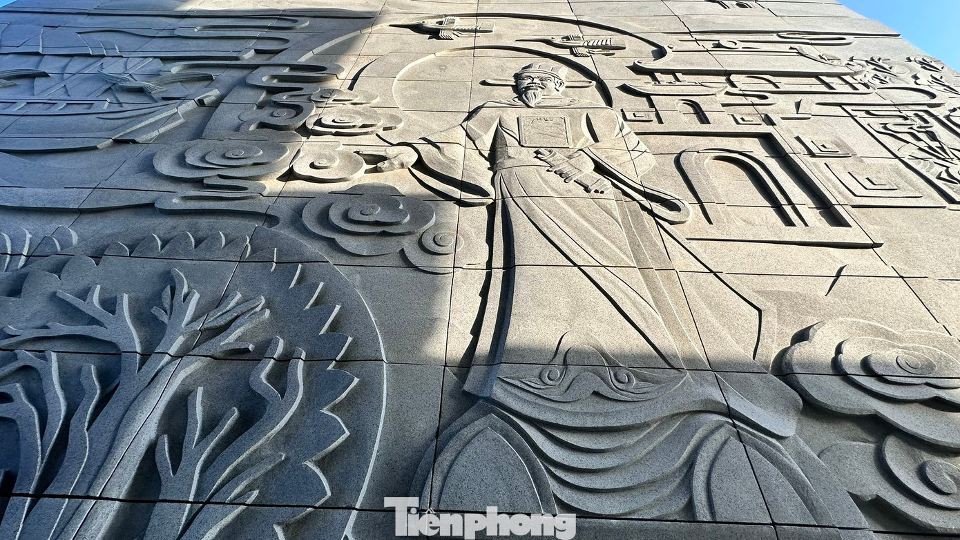 Khe giữa hai tòa tháp là hai bức phù điêu liên hoàn, chạm khắc công phu lịch sử và văn hóa Phú Yên. Từ sự kiện vua Lê Thánh Tông đề thơ trên núi Thạch Bi tới khi Lương Văn Chánh khai phá mảnh đất Phú Yên, từ ngư dân ven biển tới đồng bào Chăm, rồi ghềnh Đá Đĩa, hải đăng Mũi Điện, và những chuyến tàu không số cập vịnh Vũng Rô, đàn đá, trống... tất cả được tái hiện sống động, khái quát cả chiều dài hình thành và phát triển đầy tự hào.