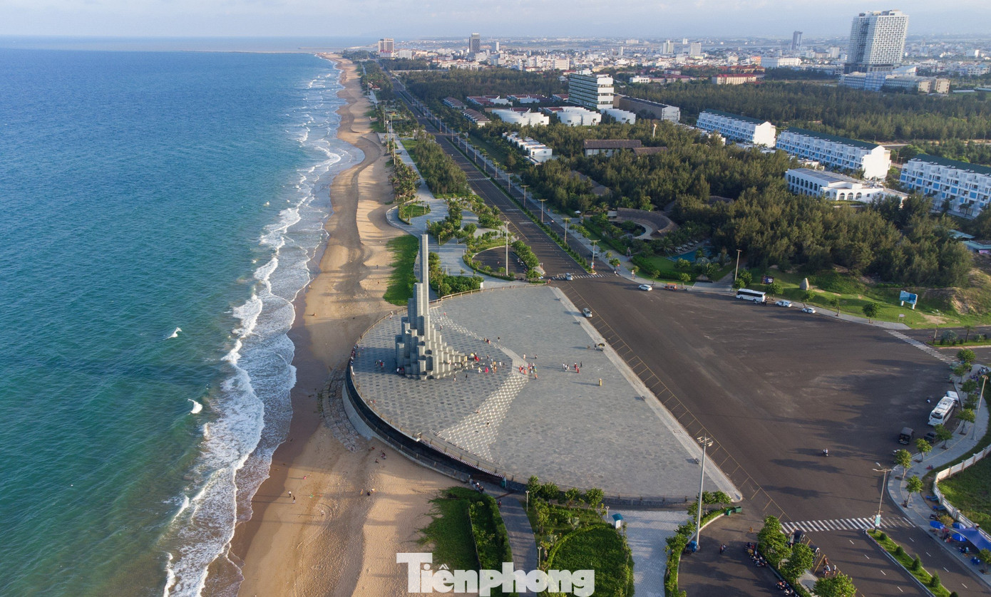 &quot;Quang cảnh Nghinh Phong đẹp quá trời/ Vươn dài dải cát mãi xa khơi/ Dòng xanh gió giỡn miệt mài chảy/ Sóng bạc mây vờn mê mải trôi&quot;. Những vần thơ của tác giả Thanh Thanh Khiết là sự khái quát hoàn hảo cho khung cảnh tuyệt vời của tháp Nghinh Phong.