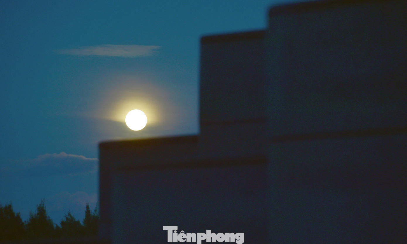Khoảnh khắc tuyệt đẹp khi trăng nấn ná ở lại, lưu luyến trước khi nhường chỗ cho ánh bình minh ùa tới tháp Nghinh Phong.
