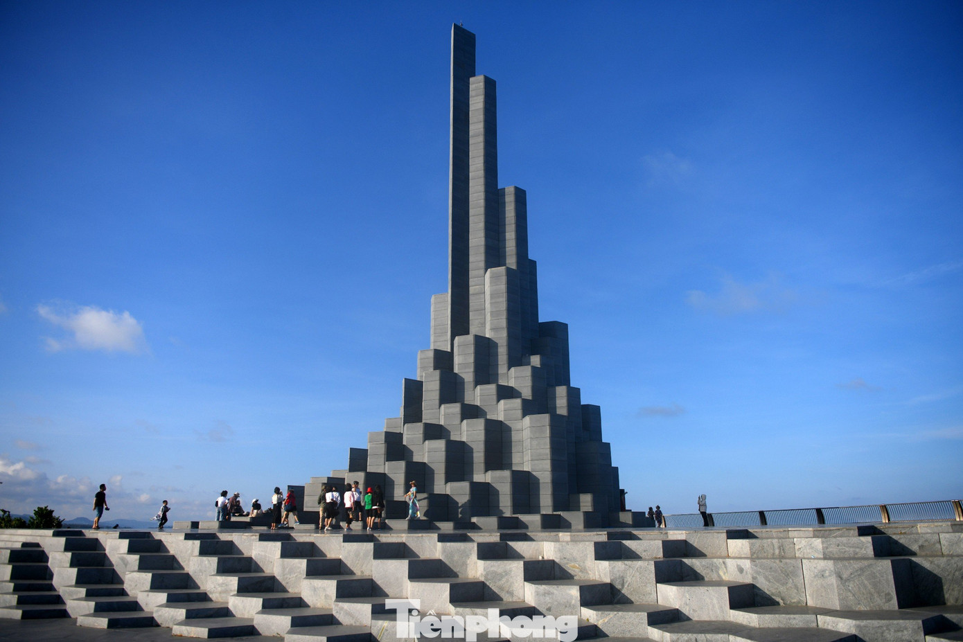 Tháp tượng trưng cho huyền thoại Lạc Long Quân - Âu Cơ và câu chuyện &quot;Trăm trứng trăm con&quot;. Dưới mỗi cột tháp là 50 phiến đá, đại diện cho 50 người con theo cha Lạc Long Quân xuống biển, 50 người con theo mẹ Âu Cơ lên rừng.