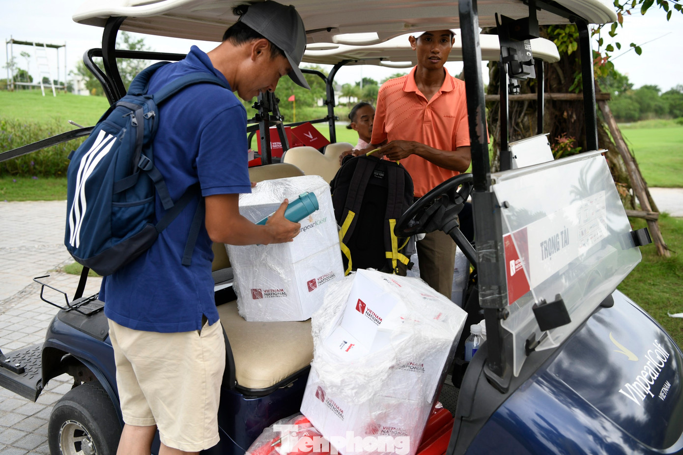 Trên xe của họ là rất nhiều trang thiết bị cần thiết cho sân thi đấu. Trên xe của họ là rất nhiều trang thiết bị cần thiết cho sân thi đấu.