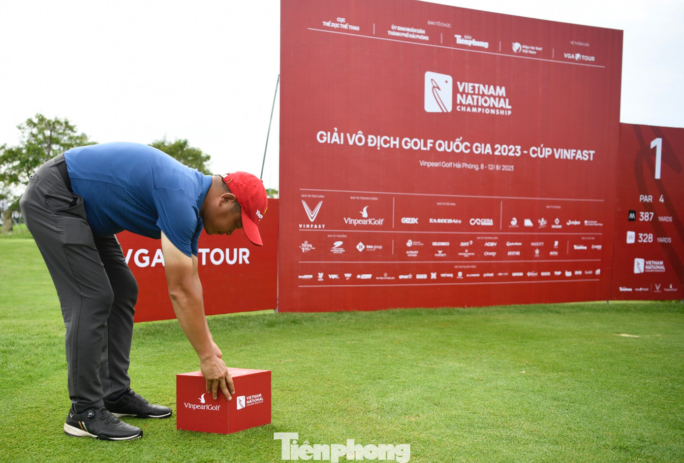 Trọng tài cẩn trọng đặt teebox ở nơi thích hợp, sau quá trình khảo sát kỹ lưỡng. Trọng tài cẩn trọng đặt teebox ở nơi thích hợp, sau quá trình khảo sát kỹ lưỡng.