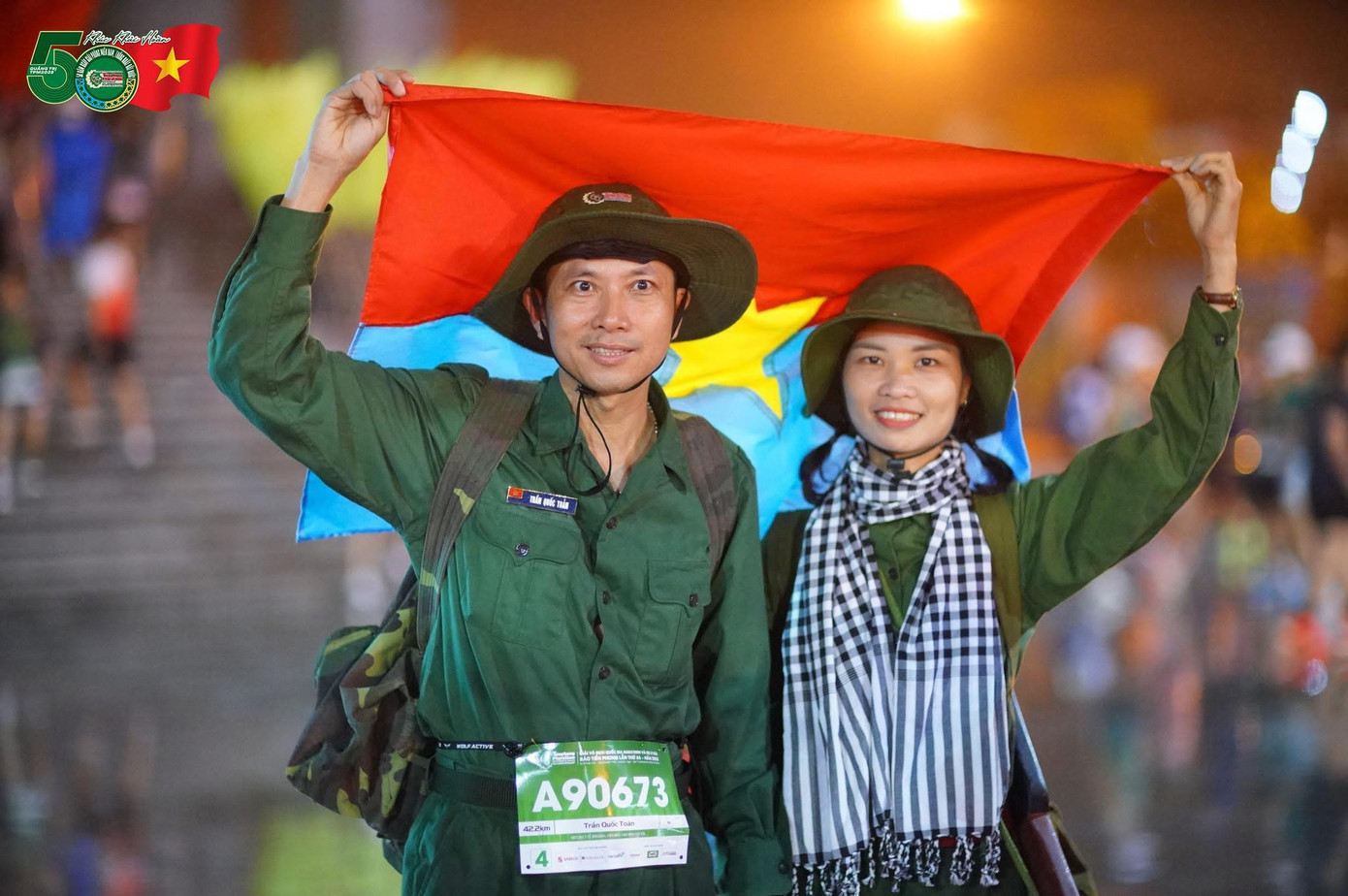 Rất nhiều runner của Tiền Phong Marathon 2025 mang cờ Tổ quốc, cờ Mặt trận giải phóng miền Nam và trang phục như những chiến sỹ giải phóng năm xưa trên đường chạy. Rất nhiều runner của Tiền Phong Marathon 2025 mang cờ Tổ quốc, cờ Mặt trận giải phóng miền Nam và trang phục như những chiến sỹ giải phóng năm xưa trên đường chạy.