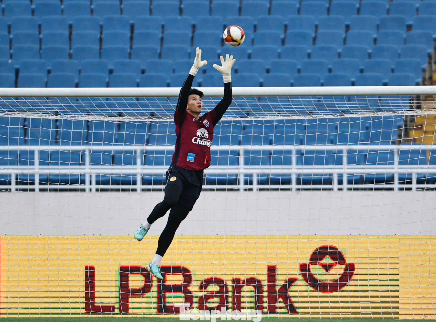 Trong 28 lần đối đầu Thái Lan kể từ năm 1995 đến nay, ĐT Việt Nam chỉ giành 3 chiến thắng ít ỏi tại AFF Cup (Tiger Cup) 1998, AFF Cup 2008 và giải giao hữu King’s Cup 2019. Còn lại, chúng ta hòa 8 và thua 17 trận. Thống kê này đương nhiên mang lại sự tự tin lớn cho người Thái, bất kể họ không có đội hình mạnh nhất.