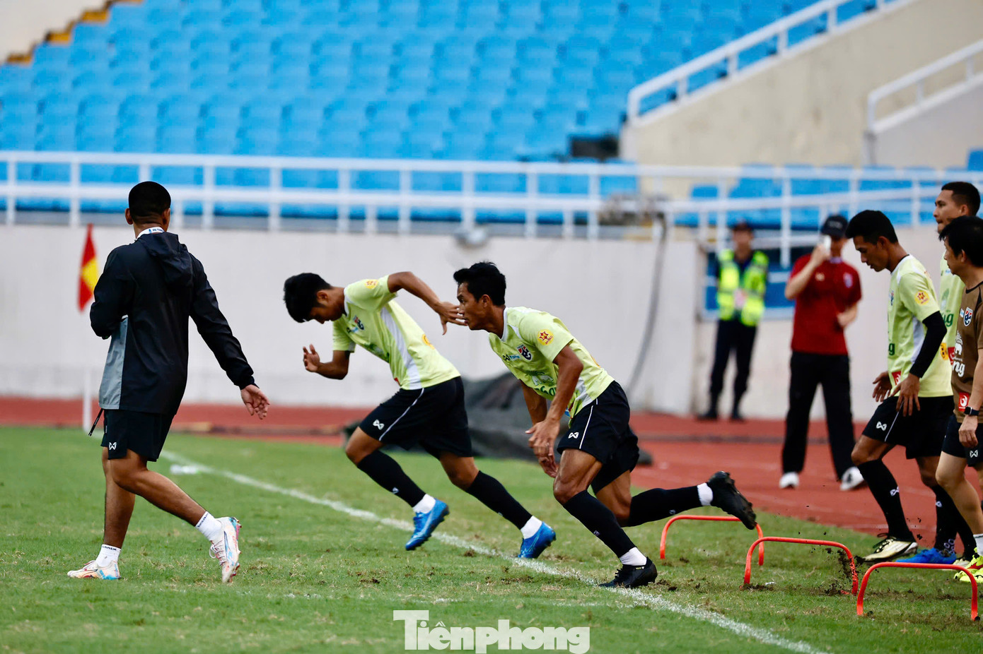 HLV Ishii cũng nói rằng những cầu thủ vắng mặt như Theerathon, Kritsada, Sarach Yooyen hay Chanathip đã chứng minh năng lực, nên không nhất thiết phải tham gia lần triệu tập này. Thay vào đó, ông mang tới Việt Nam những gương mặt trẻ và trao cho họ cơ hội thể hiện.