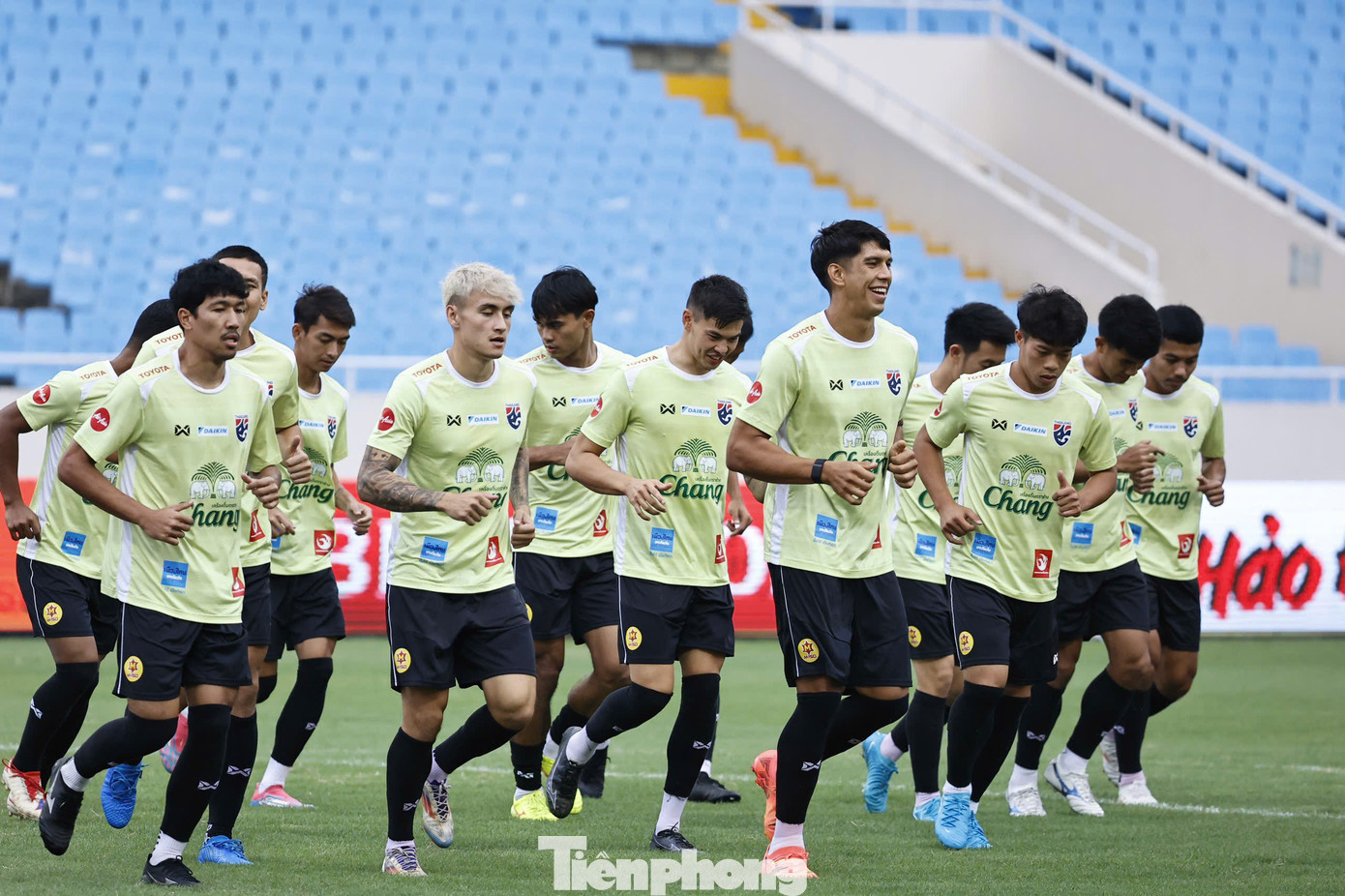 Các tuyển thủ Thái đến Hà Nội ngày 5/9. Do ảnh hưởng của bão Yagi, trận đấu với Nga bị hủy và thầy trò HLV Masatada Ishii tập luyện trong khách sạn những ngày qua để chuẩn bị cho trận đấu với Việt Nam.