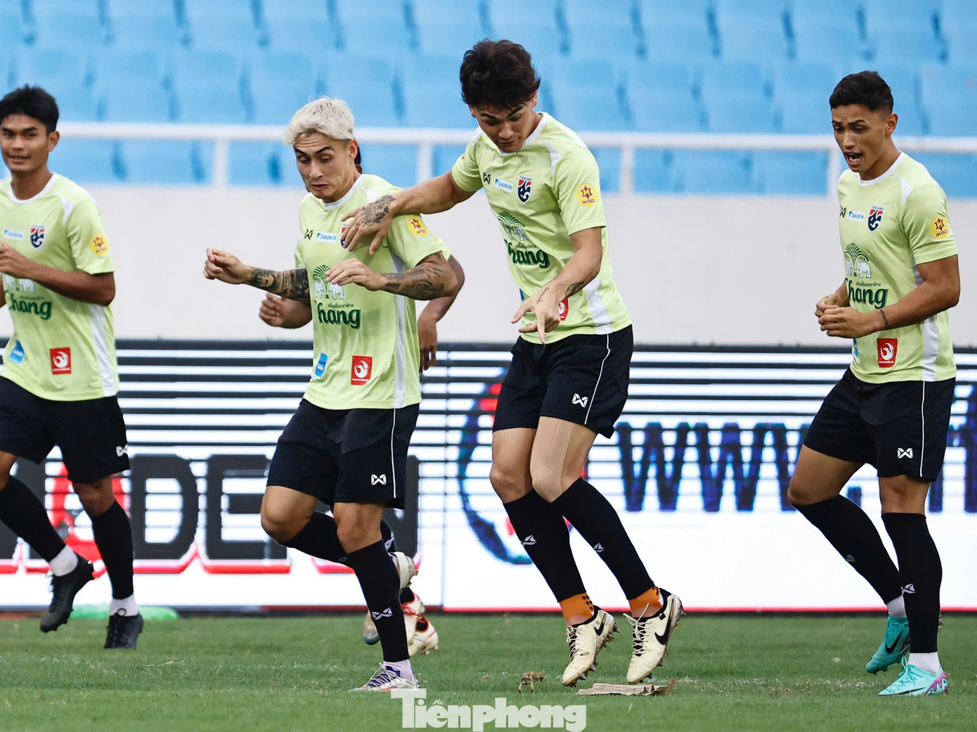 Duy nhất một khoảnh khắc họ mất tập trung, khi một &quot;khách lạ&quot; bất ngờ xuất hiện khiến các cầu thủ né tránh. Phát hiện đó chỉ là chú ếch, tất cả cười vang vui vẻ, trước khi HLV Ishii tìm cách xua đuổi vị khách không mời này ra khỏi sân tập.