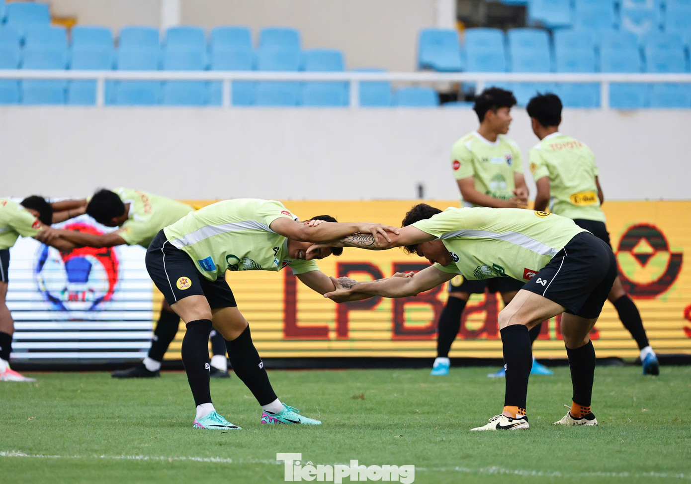 Hậu vệ Elias Dolah cũng tuyên bố, &quot;Thái Lan và Việt Nam là hai đội mạnh bậc nhất khu vực Đông Nam Á&quot;, nhưng anh hy vọng &quot;sẽ trở về quê nhà với một chiến thắng&quot;.