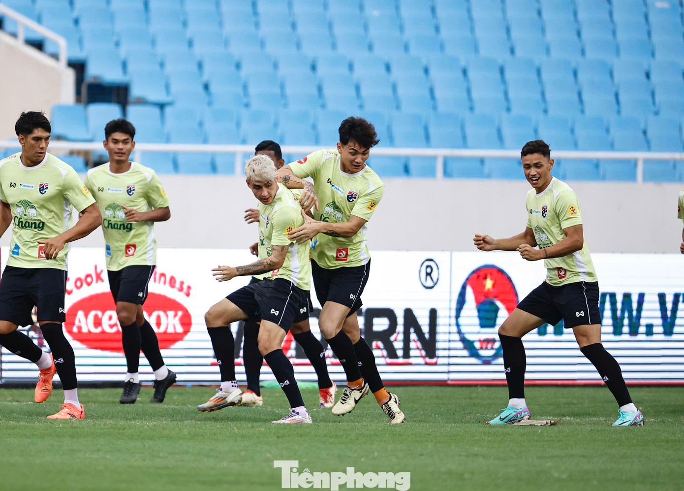 Duy nhất một khoảnh khắc họ mất tập trung, khi một &quot;khách lạ&quot; bất ngờ xuất hiện khiến các cầu thủ né tránh. Phát hiện đó chỉ là chú ếch, tất cả cười vang vui vẻ, trước khi HLV Ishii tìm cách xua đuổi vị khách không mời này ra khỏi sân tập.