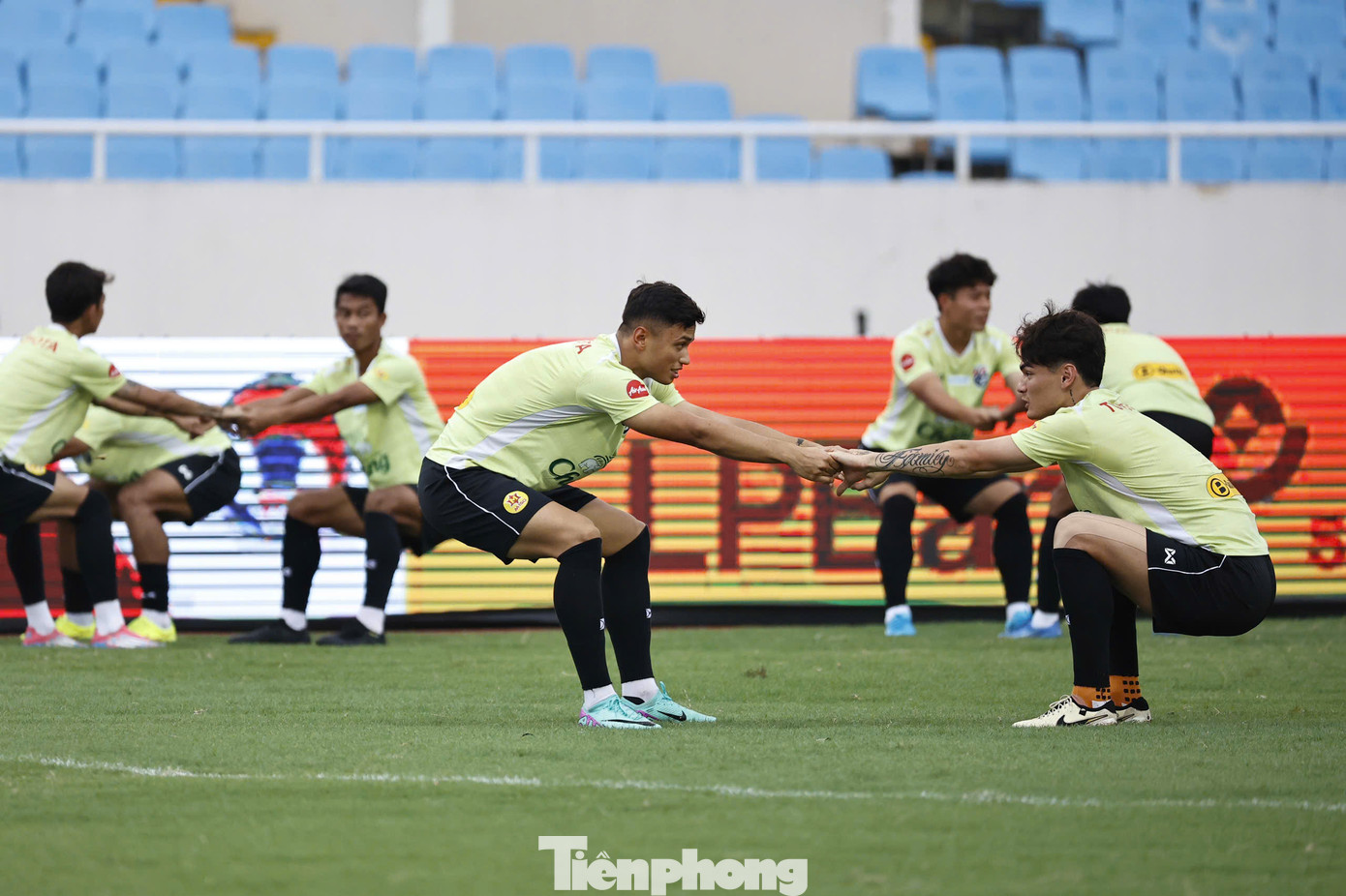 Hậu vệ Elias Dolah cũng tuyên bố, &quot;Thái Lan và Việt Nam là hai đội mạnh bậc nhất khu vực Đông Nam Á&quot;, nhưng anh hy vọng &quot;sẽ trở về quê nhà với một chiến thắng&quot;.