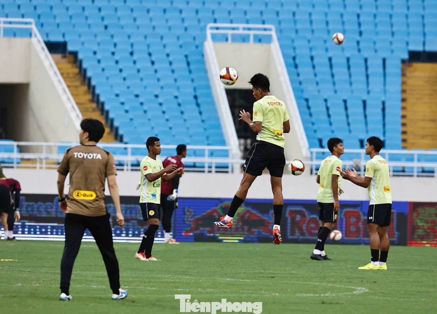 Trong buổi tập tại Mỹ Đình, các tài năng trẻ của Thái Lan trông rất sung mãn và tràn đầy khát khao. Họ được coi là tương lai của bóng đá xứ chùa vàng.