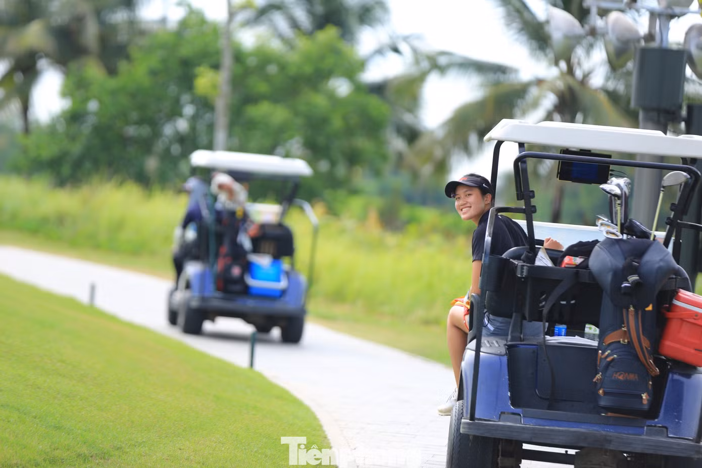 Nữ golfer Nguyễn Hà My không giấu được sự hào hứng. Cô tự đi xe điện trong quá trình làm quen sân.