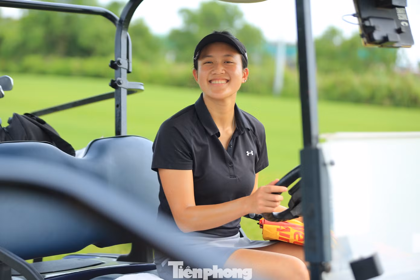 Nữ golfer Nguyễn Hà My không giấu được sự hào hứng. Cô tự đi xe điện trong quá trình làm quen sân.