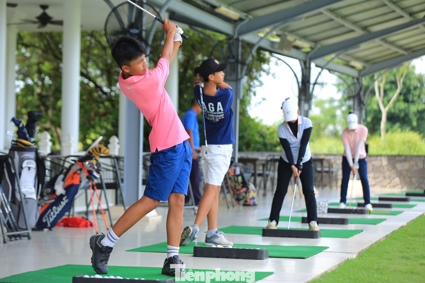 Một tuyển thủ quốc gia khác sinh năm 2011, Nguyễn Văn Hòa, đang luyện swing. Vinpearl Golf Hải Phòng được biết đến là một sân golf có địa hình độc đáo và những cú swing tốt có ý nghĩa quyết định tới thành công.