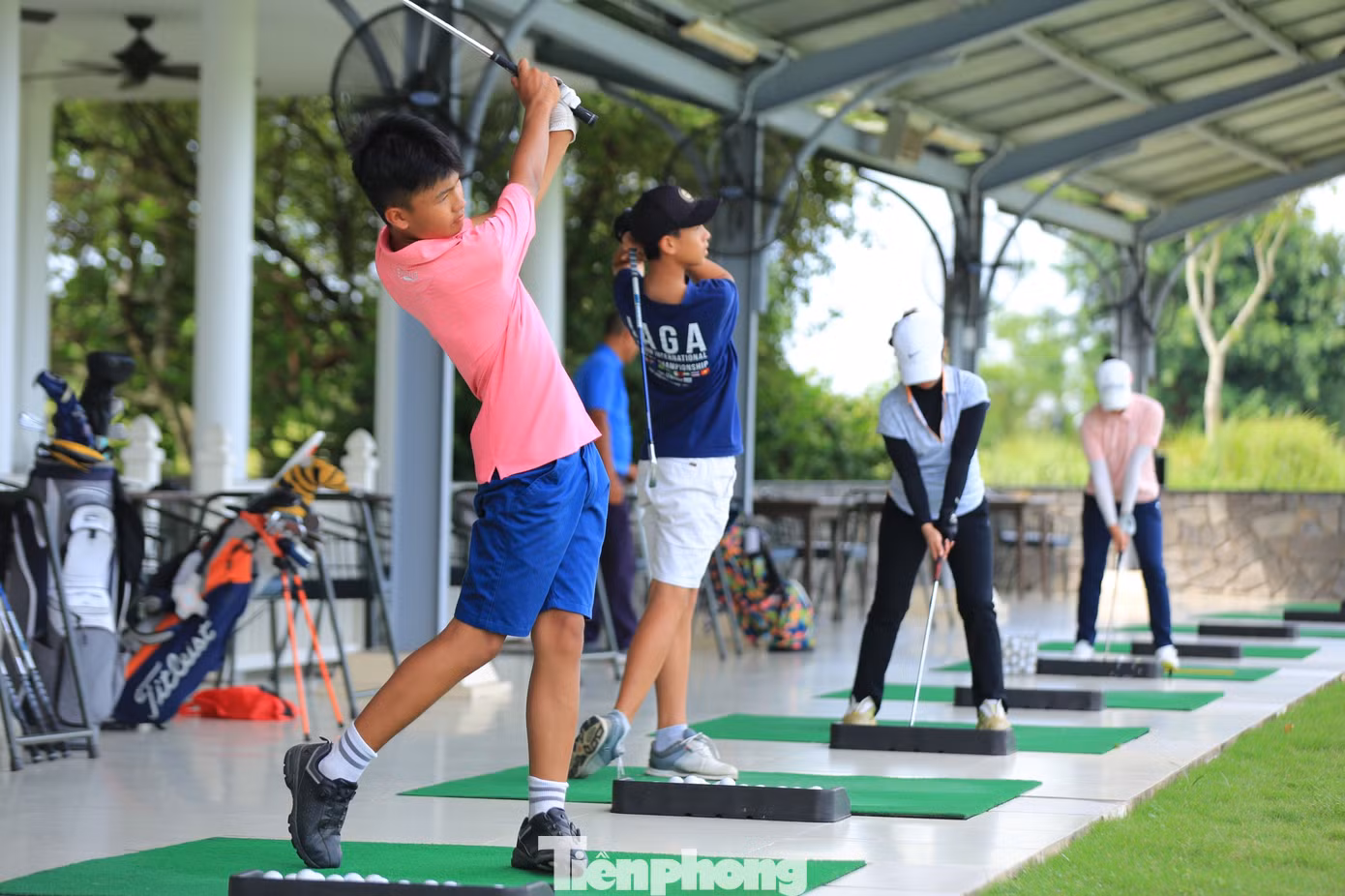 Một tuyển thủ quốc gia khác sinh năm 2011, Nguyễn Văn Hòa, đang luyện swing. Vinpearl Golf Hải Phòng được biết đến là một sân golf có địa hình độc đáo và những cú swing tốt có ý nghĩa quyết định tới thành công.