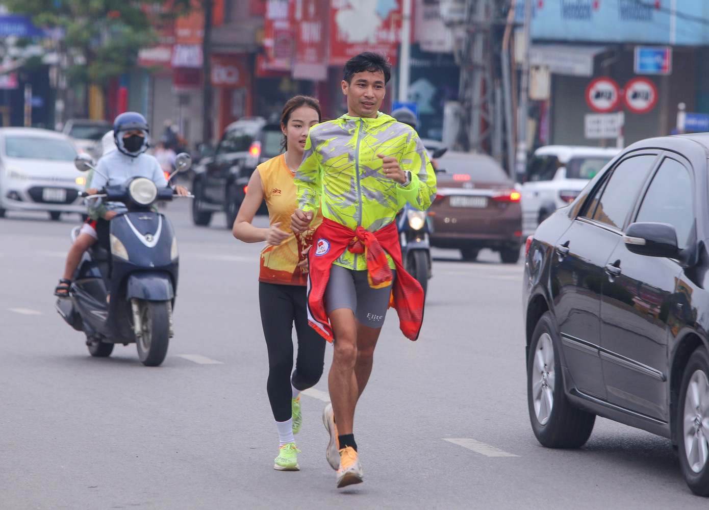 Trên đường chạy thành phố Đông Hà còn có sự góp mặt của Nguyễn Văn Lai. Lão tướng 39 tuổi từng thống trị đường đua 5km, 10km trong 20 năm thi đấu chuyên nghiệp. Sau khi từ giã đội tuyển quốc gia năm 2023, anh chuyển sang cự ly full marathon. Tại Tiền Phong Marathon 2024 ở Phú Yên, Nguyễn Văn Lai về nhì sau Hoàng Nguyên Thanh với thông số 2 giờ 27 phút 10 giây.