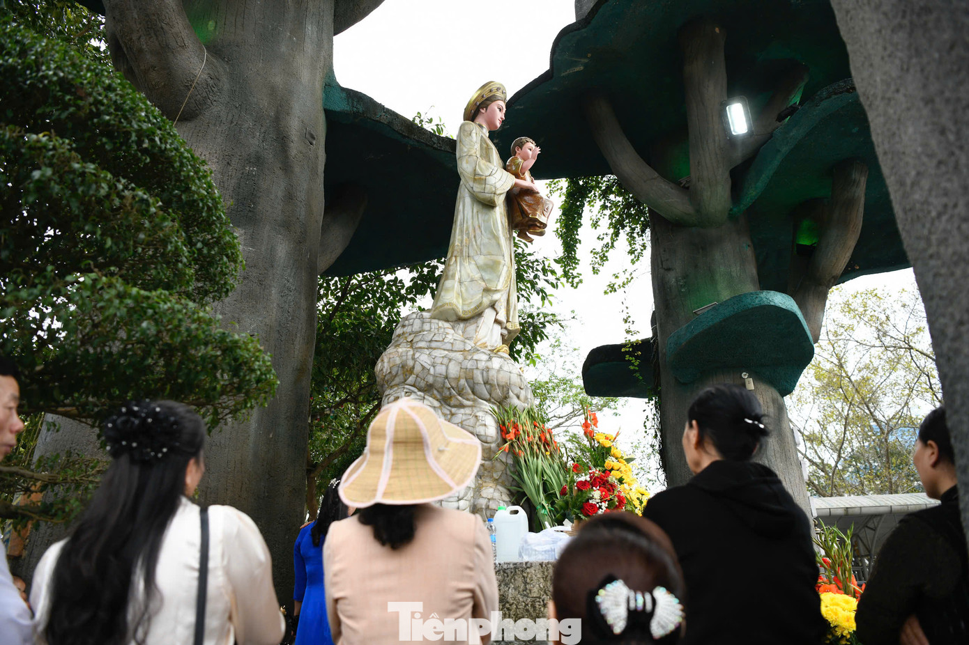 Mỗi năm ước tính hàng trăm nghìn người hành hương về Thánh địa La Vang và cầu nguyện dưới chân linh đài Đức Mẹ. &quot;Kiệu&quot;, tức lễ hội hành hương chính được tổ chức vào ngày 15/8 hàng năm. Cứ 3 năm lại có một &quot;Kiệu&quot; lớn, gọi là &quot;Đại hội La Vang&quot;.