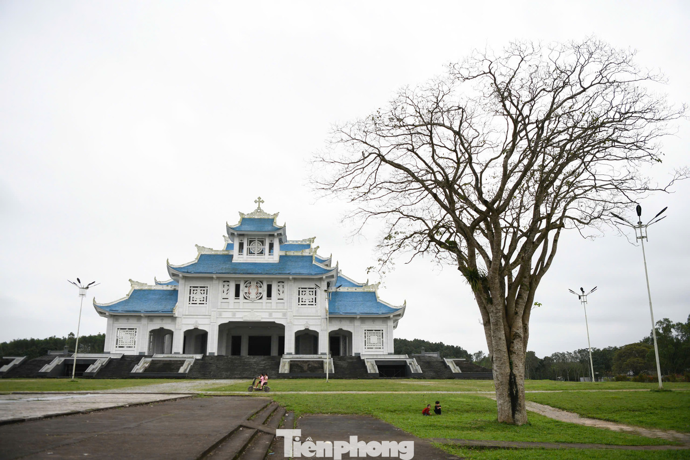 Điểm nhấn của Trung tâm hành hương Đức Mẹ La Vang là công trình Vương cung Thánh đường mới, được khởi công xây dựng từ năm 2012 trên mặt bằng có diện tích 13.464 m2. Đây là dự án xây dựng lớn nhất của giáo hội Công Giáo Việt Nam từ trước tới nay.