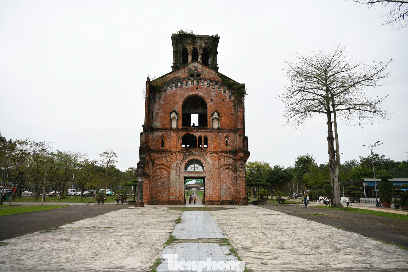 Chính giữa thánh địa là Vương cung Thánh đường cũ, được xây từ năm 1924, đến năm 1929 hoàn thành. Công trình gồm hai tầng mái, hai cánh thánh giá và hai tầng tháp chuông.