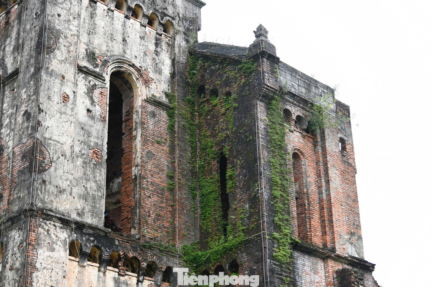 Thêm nhiều năm trải qua mưa nắng, rêu phong dần che phủ lên những tầng gạch đỏ. Chỉ còn một đôi chỗ sót lại lớp vữa trát xi măng quét vôi vàng.