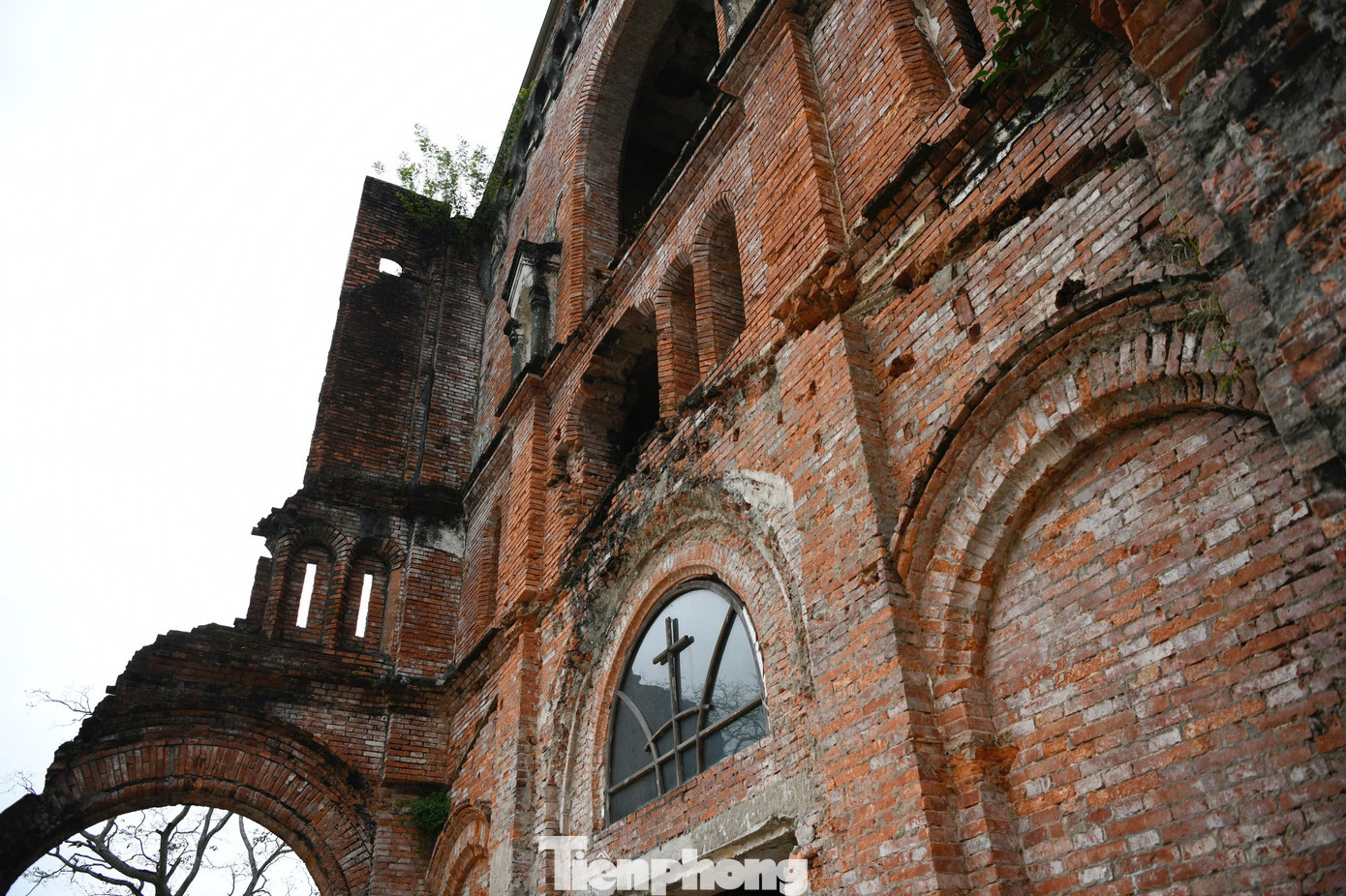 Thêm nhiều năm trải qua mưa nắng, rêu phong dần che phủ lên những tầng gạch đỏ. Chỉ còn một đôi chỗ sót lại lớp vữa trát xi măng quét vôi vàng.