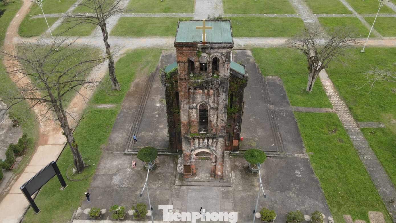 Toàn bộ phần mái ngói được lợp trong đợt trùng tu năm 1959 đã không còn. Hiện nay, một lớp tôn được tạo nên, cùng nhiều nỗ lực gia cố khác, nhằm bảo trì công trình cổ kính và nhiều giá trị lịch sử.