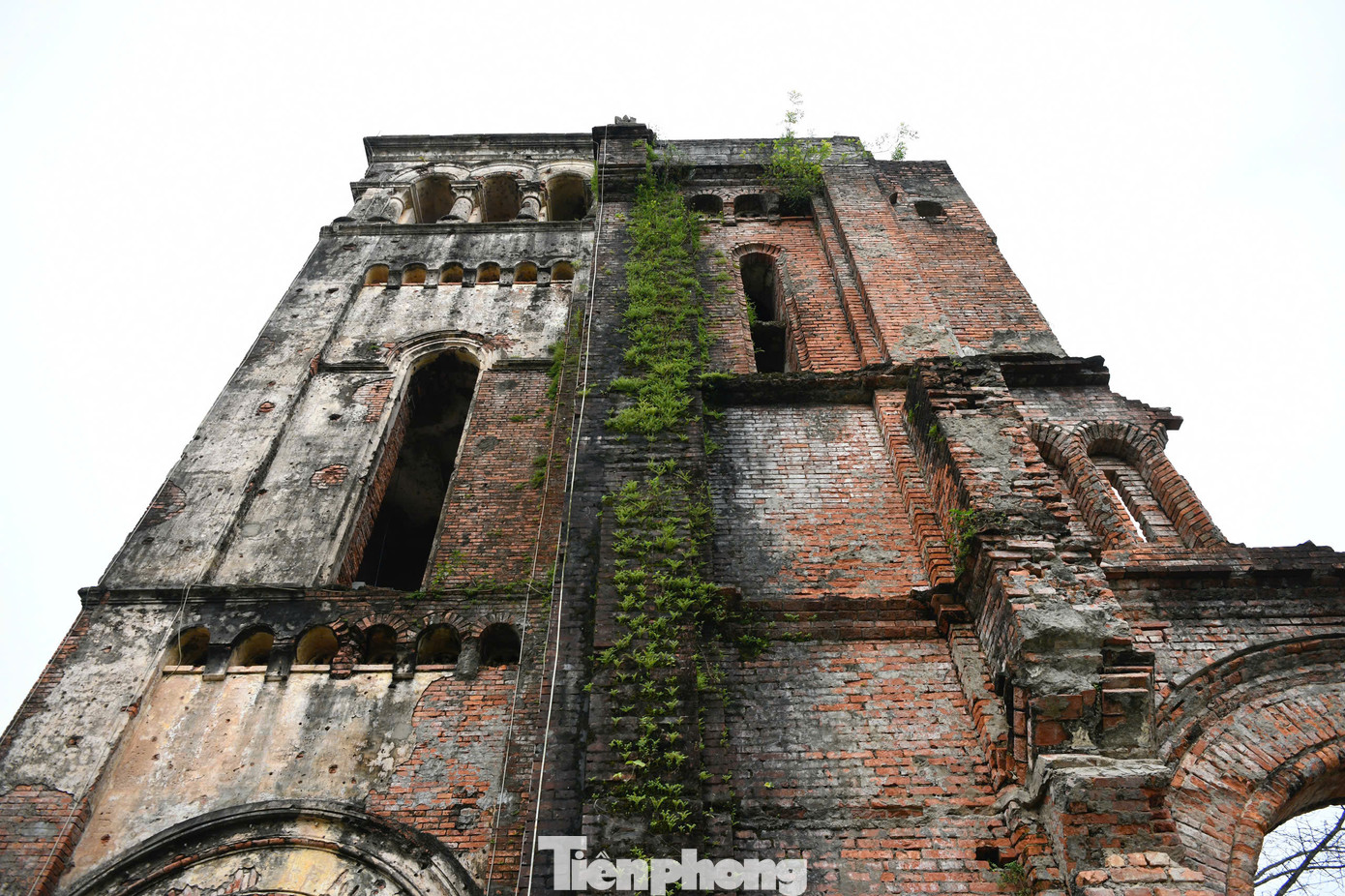 Thêm nhiều năm trải qua mưa nắng, rêu phong dần che phủ lên những tầng gạch đỏ. Chỉ còn một đôi chỗ sót lại lớp vữa trát xi măng quét vôi vàng.