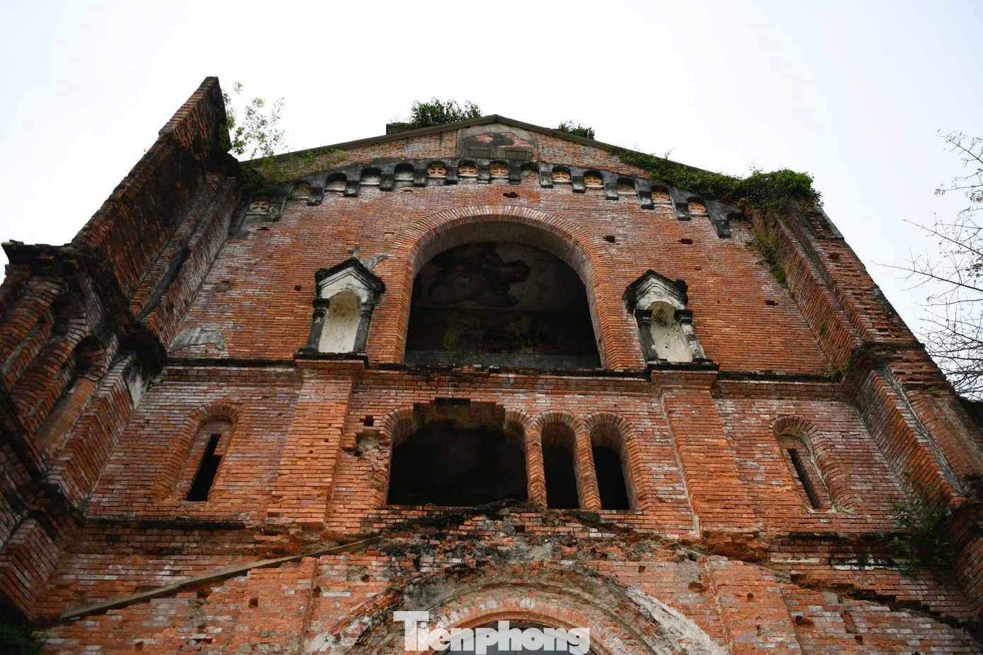 Thêm nhiều năm trải qua mưa nắng, rêu phong dần che phủ lên những tầng gạch đỏ. Chỉ còn một đôi chỗ sót lại lớp vữa trát xi măng quét vôi vàng.