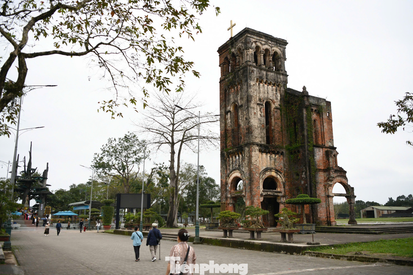 Năm 1972, Vương cung Thánh đường bị bom đạn tàn phá nặng nề, chỉ còn lại di tích tháp chuông.