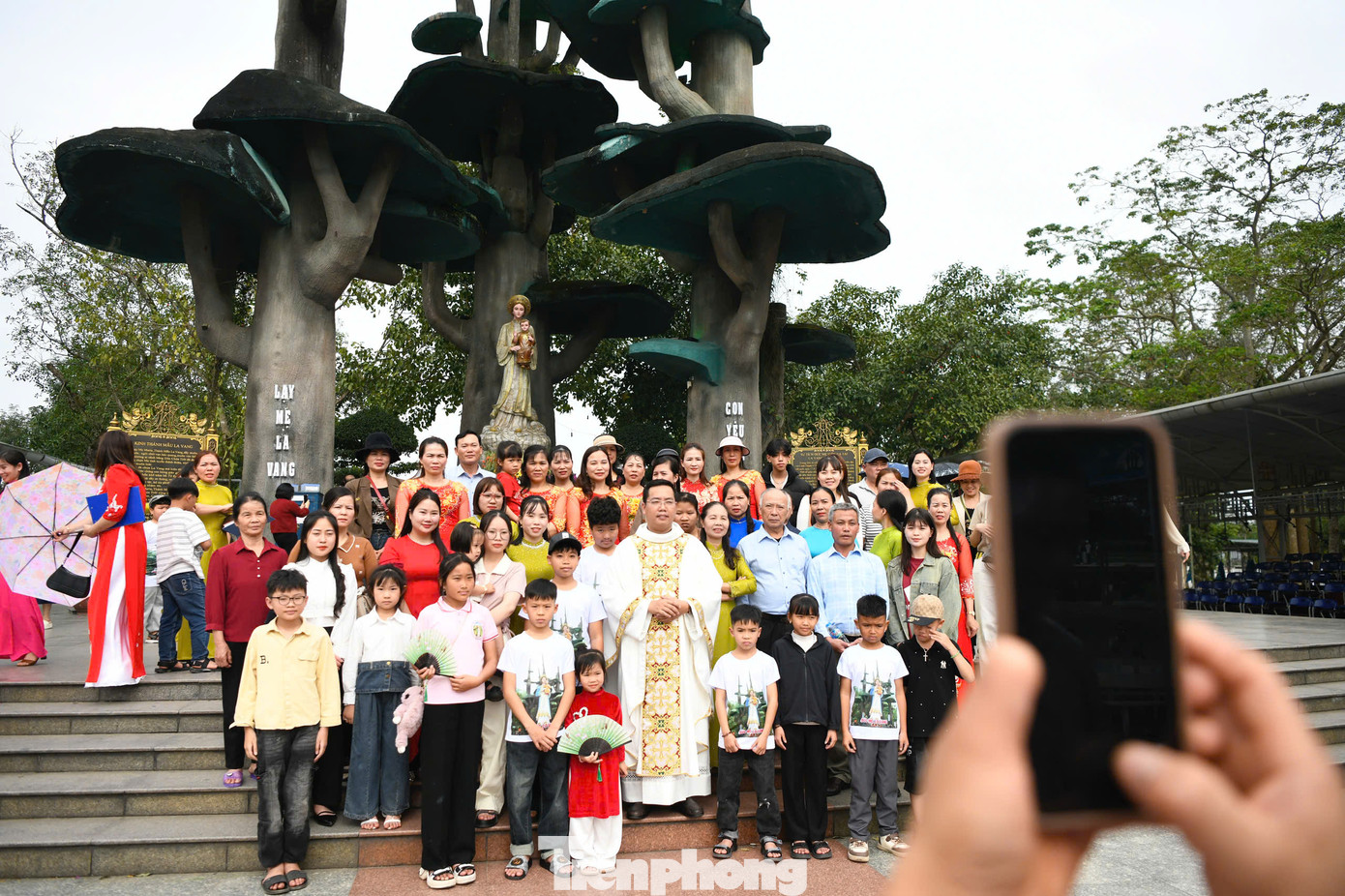 Các tín đồ Công giáo cũng như du khách đến Thánh địa La Vang từ khắp mọi miền Tổ quốc. Trong hình là đoàn hành hương đến từ Quần Liêu, Nam Định. Họ cho biết mỗi năm lại một lần hành hương tới La Vang.