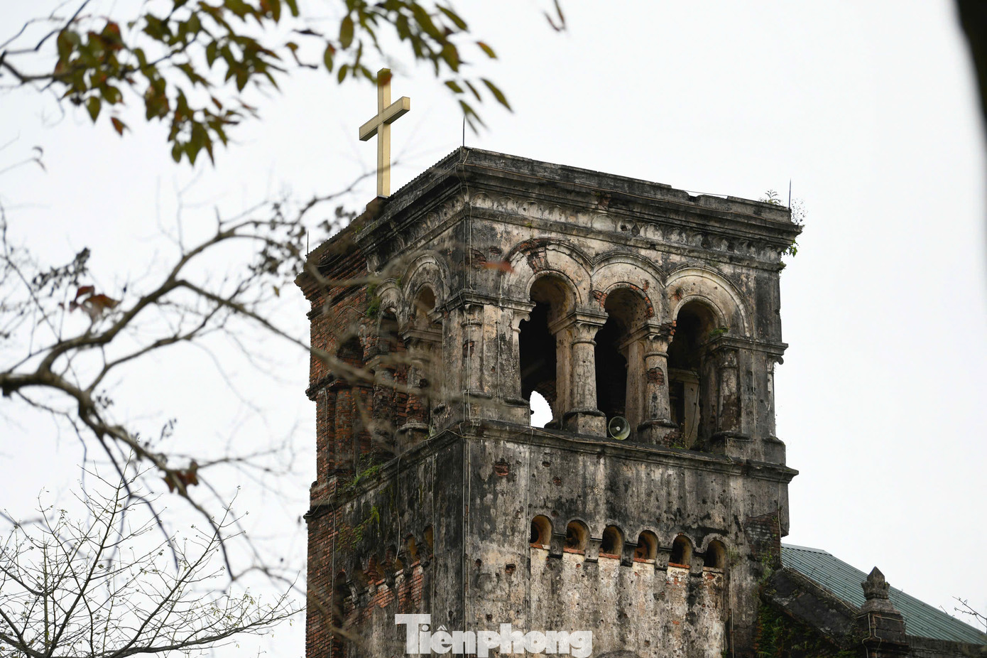 Tháp chuông cổ được thiết kế theo kiến trúc Roman cổ điển với các mái vòm và ô cửa sổ nhỏ hình bán nguyệt.