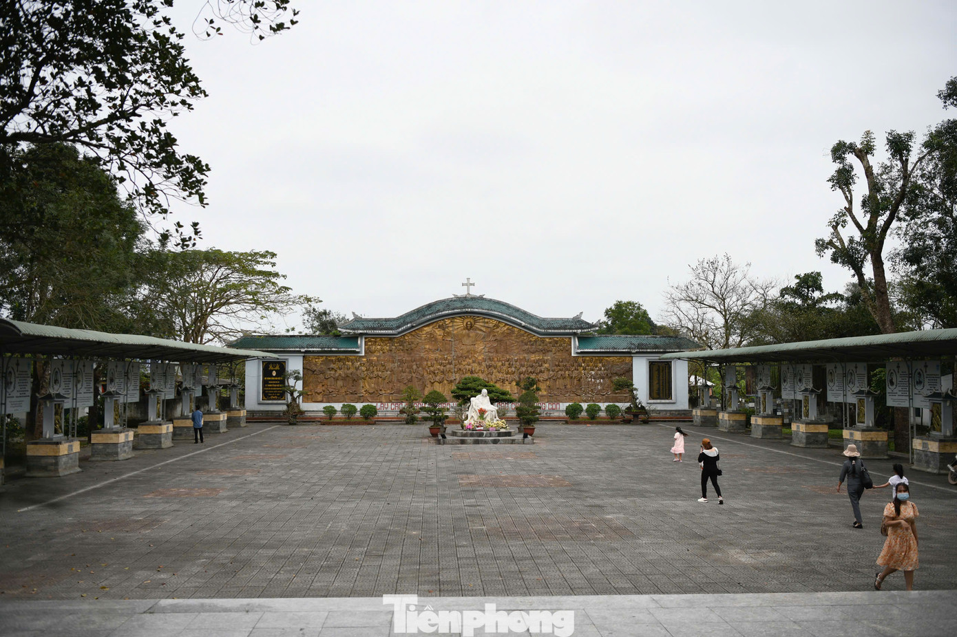 Sau lưng linh đài Đức Mẹ La Vang là nơi tôn vinh các Thánh Tử vì Đạo.