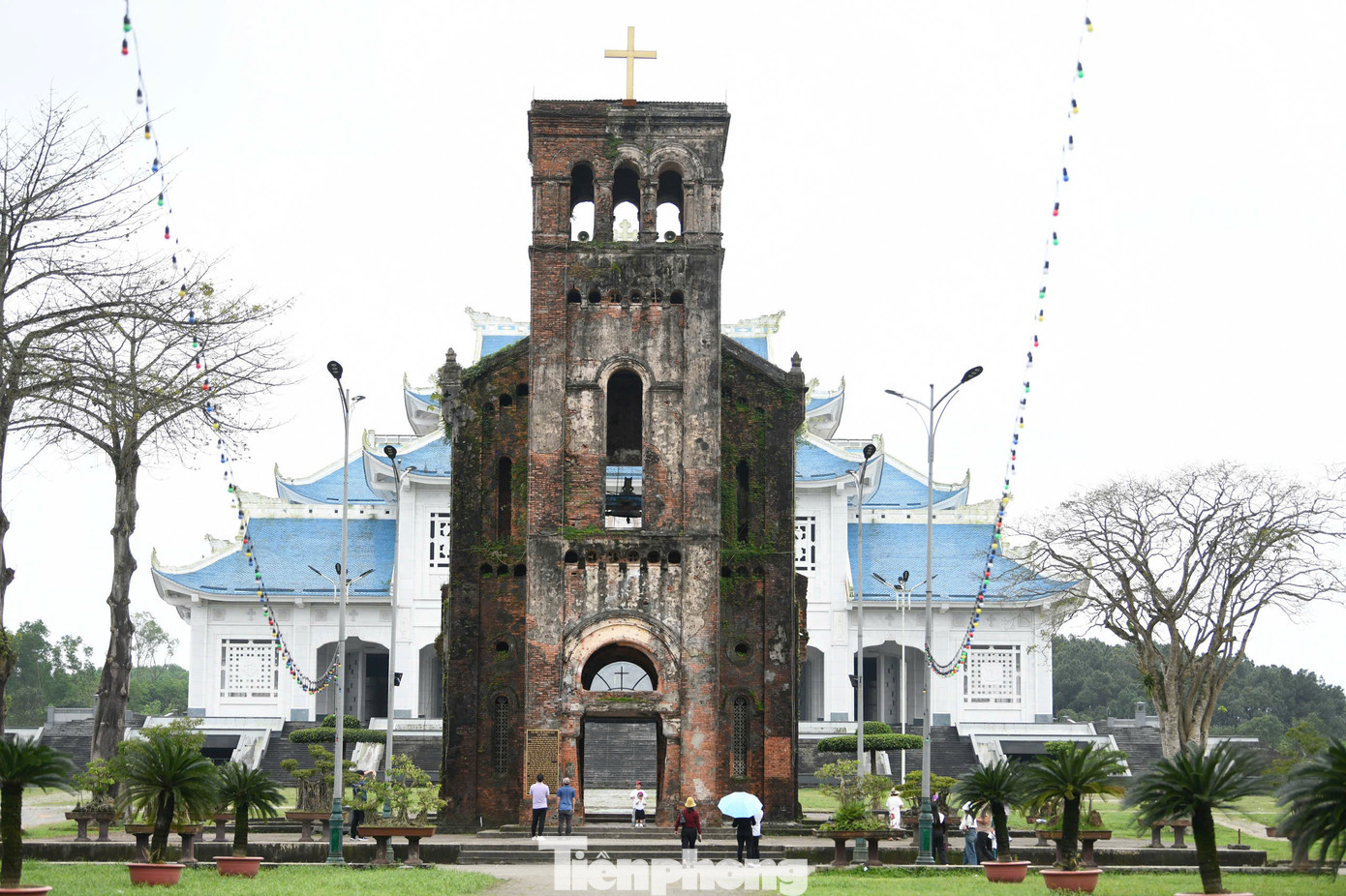 Vương cung thánh đường Đức Mẹ La Vang tọa lạc ở xã Hải Phú, Hải Lăng, Quảng Trị. Thời chúa Nguyễn, nơi đây thuộc Dinh Cát, một trong mười hai dinh của xứ Đàng Trong. Có nhiều cách lý giải về cái tên La Vang, hoặc đó là cách gọi nhau (la to vang xa) khi vùng này là chốn thâm u, hoặc gọi trại ra từ &quot;lá vằng&quot;, loại cây thuốc hiện được trồng nhiều trong khuôn viên thánh địa.