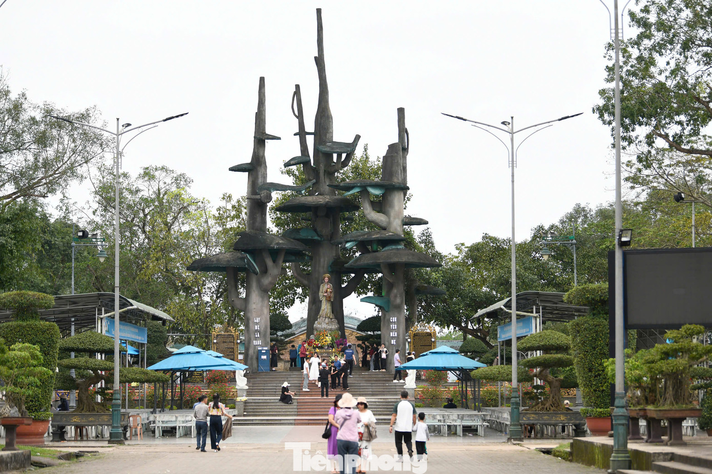 Bên trái tháp chuông là linh đài Đức Mẹ La Vang, mô phỏng hình dáng ba cây đa tại vị trí được truyền tụng là nơi Đức Mẹ hiển linh năm xưa. Điều đặc biệt, tượng Đức Mẹ được thể hiện bằng hình ảnh một phụ nữ trong trang phục áo dài khăn đóng truyền thống Việt Nam.