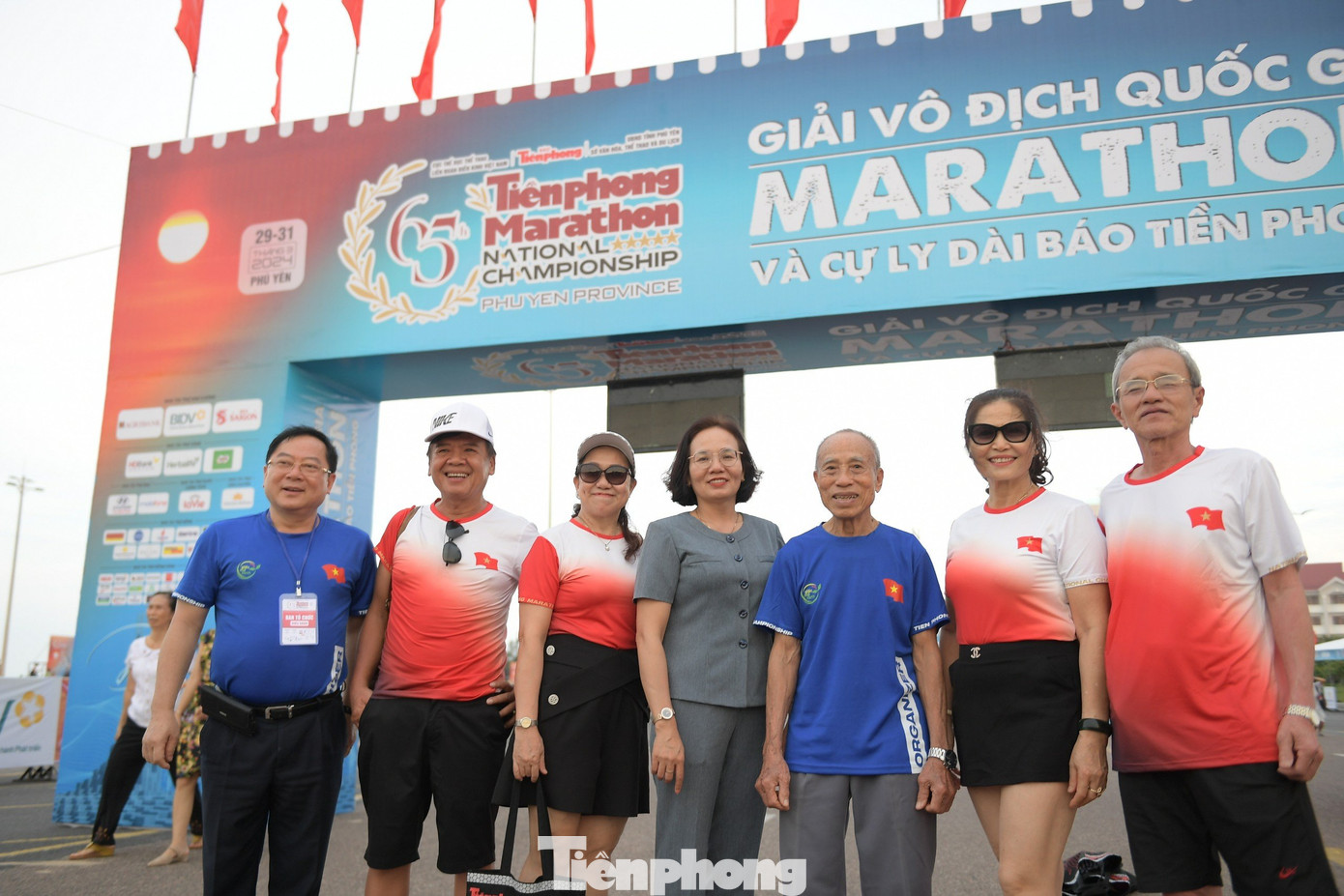 Cùng đi với Ban tổ chức còn có huyền thoại Bùi Lương, người trọn vẹn 65 năm gắn bó với Tiền Phong Marathon.